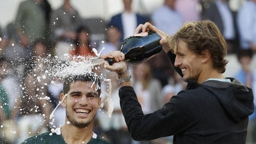 츠베레프로부터 샴페인 세례 받는 알카라스. <EPA=연합뉴스>